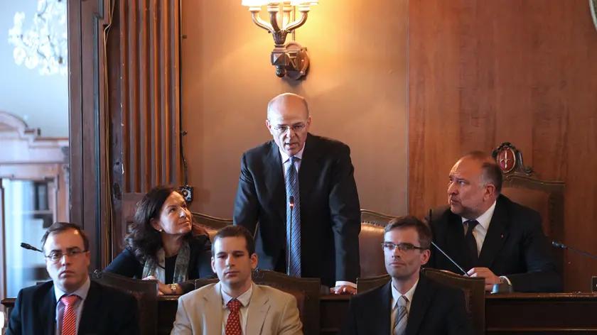 Mario Greco, capoazienda di Generali, parla nell'aula del Consiglio comunale a Trieste (foto Lasorte)