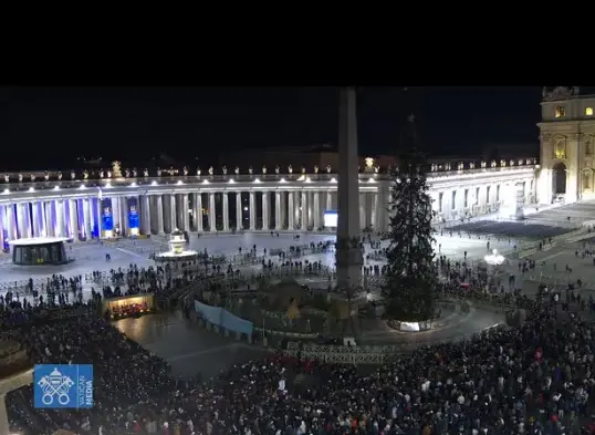 Piazza San Pietro gremita per l'inaugurazione del presepe e dell'albero