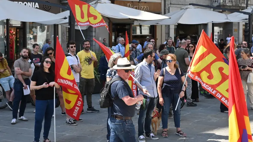 Il presidio dell'Usb in piazza della Borsa (Bruni)