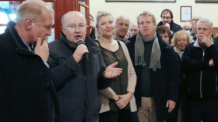 Bruno Marini durante l’intervento al Città di Londra davanti alla platea di “fedelissimi” (foto Lasorte)