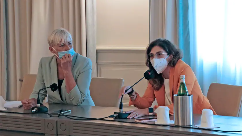 A destra la viceministra Laura Castelli con la candidata sindaco di Trieste Alessandra Richetto (M5S). Foto Massimo Silvano