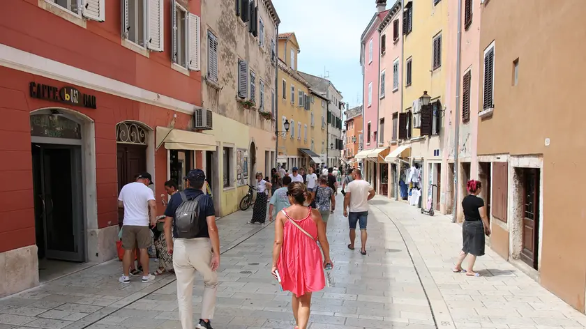 Turisti a Rovigno lo scorso luglio, fotografati da Andrea Lasorte