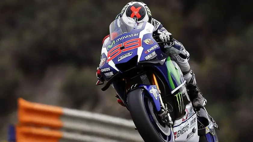 epa05273162 Spanish MotoGP rider Jorge Lorenzo of Movistar Yamaha in action during a practice session for the Spanish Motorcycle Grand Prix at the Circuit of Jerez, southern Spain, 23 April 2016. The Motorcycling Grand Prix of Spain will take place in Jerez on 24 April 2016. EPA/JOSE MANUEL VIDAL
