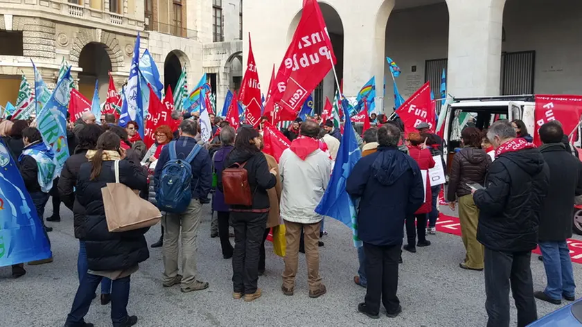 Una protesta dei lavoratori del comparto unico sotto il Consiglio regionale