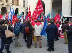 Una protesta dei lavoratori del comparto unico sotto il Consiglio regionale