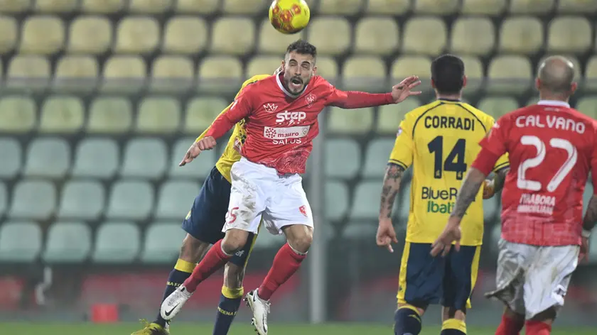 Uno stacco di testa di Guido Gomez. A destra, Daniele Giorico e la grinta di mister Bepi Pillon (Foto Lasorte)