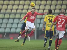 Uno stacco di testa di Guido Gomez. A destra, Daniele Giorico e la grinta di mister Bepi Pillon (Foto Lasorte)