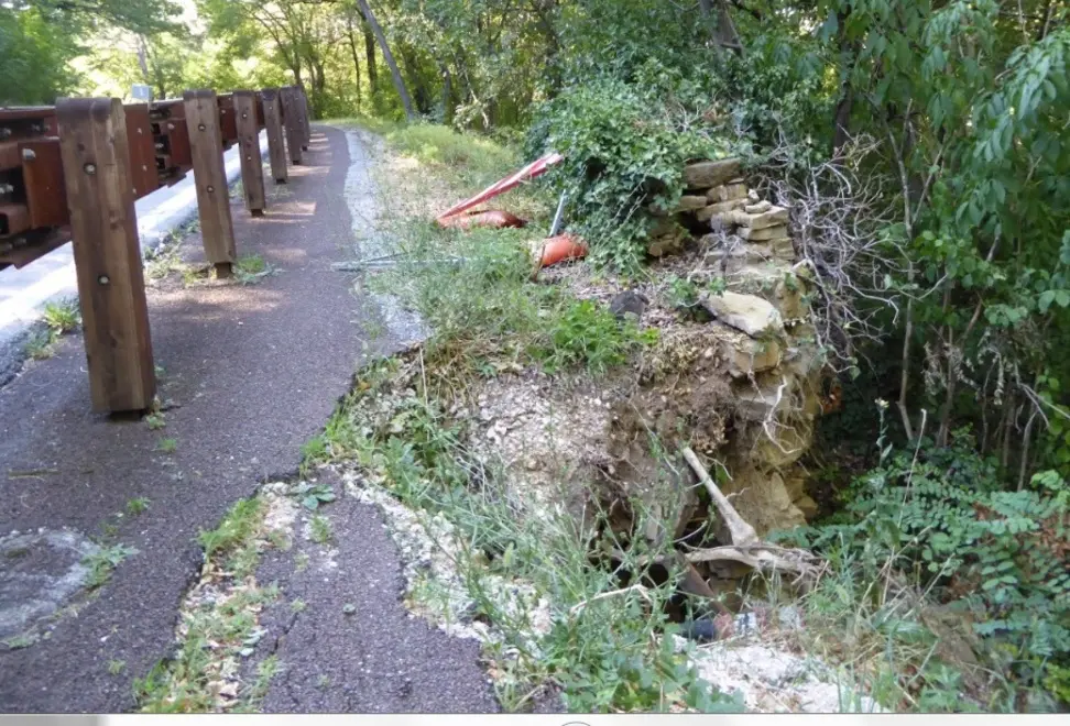 Una porzione della carreggiata di viale al Cacciatore è franata negli scorsi mesi ma nulla è stato fatto