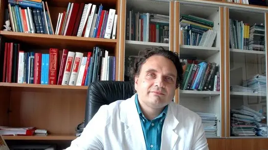 (ANSA) - TRIESTE, 19 MAR - "E' necessario restare a casa, questa e le prossime sono settimane cruciali". E' il consiglio del direttore del Dipartimento cardiovascolare dell'Azienda sanitaria universitaria giuliano-isontina, Gianfranco Sinagra che ha risposto a una domanda dell'ANSA in merito al contrasto alla diffusione del Coronavirus. (ANSA).