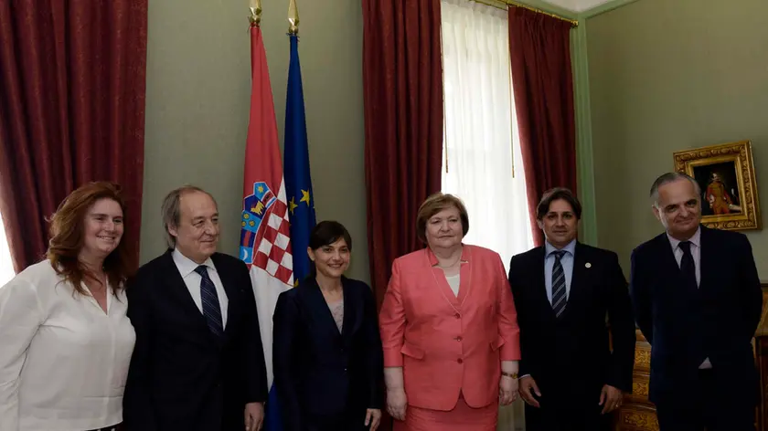 L’incontro con la vicepresidente del Parlamento croato Dragica Zgrebec: da sin. l’ambasciatore d’Italia a Zagabria Emanuela D’Alessandro, il deputato Furio Radin, Debora Serracchiani, Zgrebec, il presidente dell’Università popolare Fabrizio Somma e il rappresentante dei croati in Italia Gian Carlo Damir Murkovic