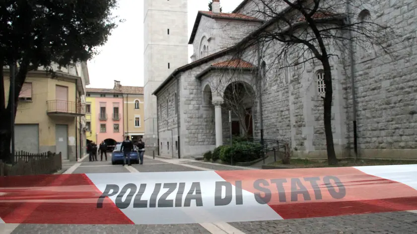 L'area delimitata davanti al Duomo di Monfalcone durante un precedente allarme bomba (Foto Bonaventura)