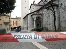 L'area delimitata davanti al Duomo di Monfalcone durante un precedente allarme bomba (Foto Bonaventura)