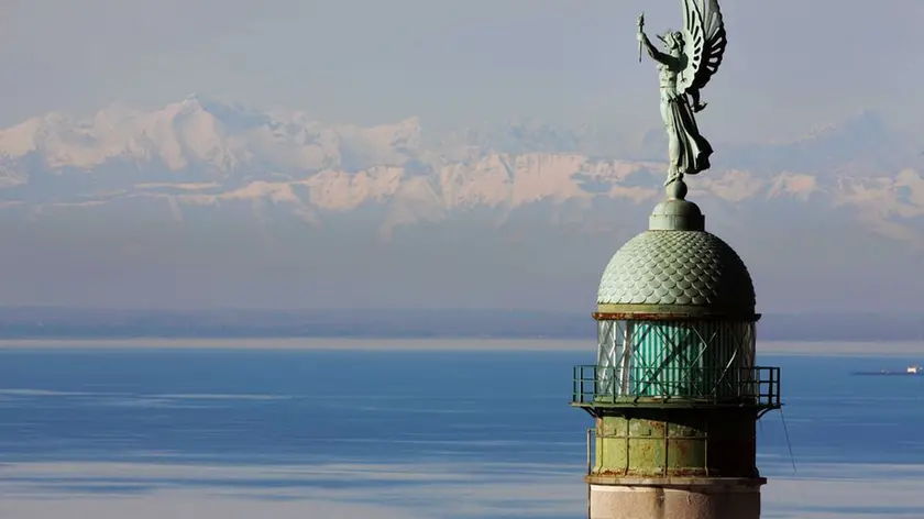 sterle trieste 06 01 09 IL FARO DELLA VITTORIA E SULLO SFONDO LE MONTAGNE INNEVATE