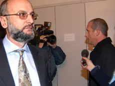 20080108 - VENEZIA - CLJ - UNABOMBER: INIZIATO INCIDENTE PROBATORIO SU LAMIERINO . I due protagonisti del caso unabomber l'ingegner Elvo Zornitta (s), sospettato di essere il bombarolo del nordest e il perito Ezio Zernar, accusato di avere manipolato un lamierino trovato in un ordigno inesploso attribuito ad Unabomber, oggi prima di entrare nel tribunale di Venezia dove è iniziata l'incidente probatorio relativo alla presunta manipolazione,del lamierino. Dall'esito dell'udienza di oggi si prospetta la possibilita' che, se la manipolazione sara' confermata, la procura veneziana prosegua le indagini su Zernar mentre Zornitta potrebbe uscire dalla vicenda. ANDREA MEROLA/ANSA/I51