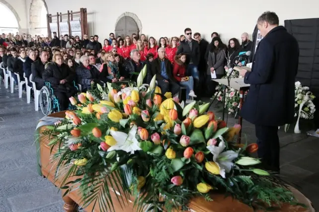 La comunità raccolta in chiesa (foto Petrussi)