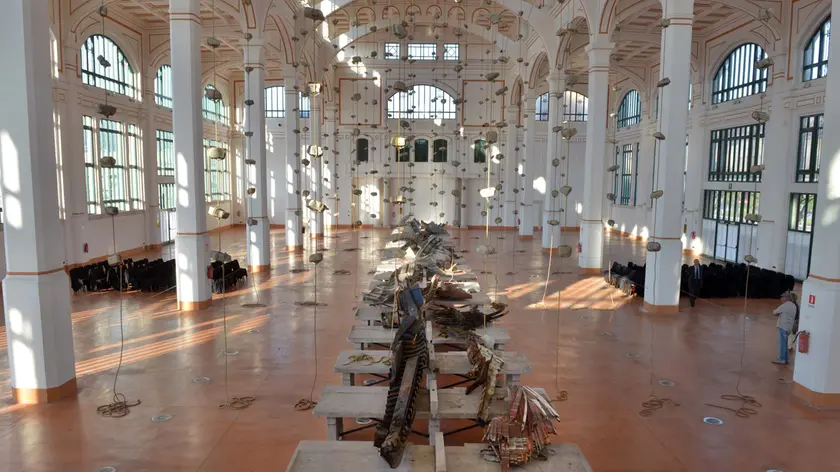 Il Salone degli Incanti, ex pescheria, allestito per la grande installazione di Jannis Kounellis