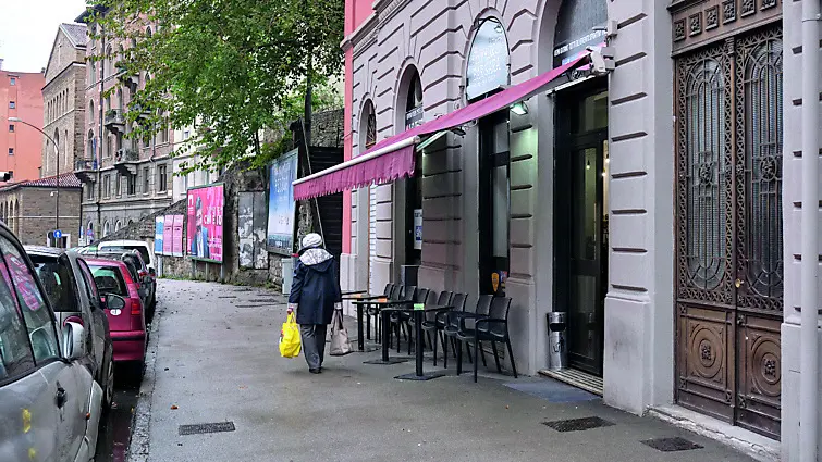 Il bar Sara di via Giulia, vicino alla chiesa di San Francesco, dove si è verificata l’aggressione Foto Massimo Silvano