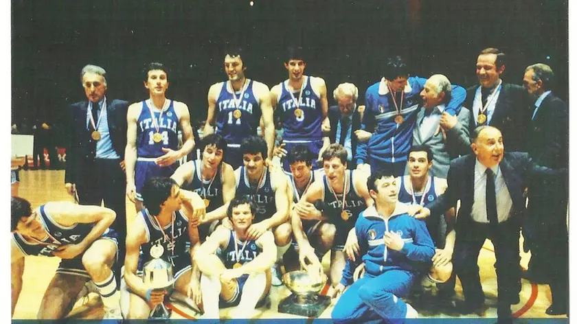 L’Italbasket festeggia l’oro europeo nel 1983, Alberto Tonut è a terra, il secondo da sinistra, semigirato, tra Riva e Caglieris