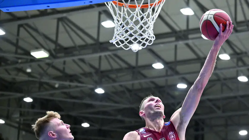 Jarrod Uthoff ha canestro durante la partita di Napoli foto Ciamillo/Lasorte