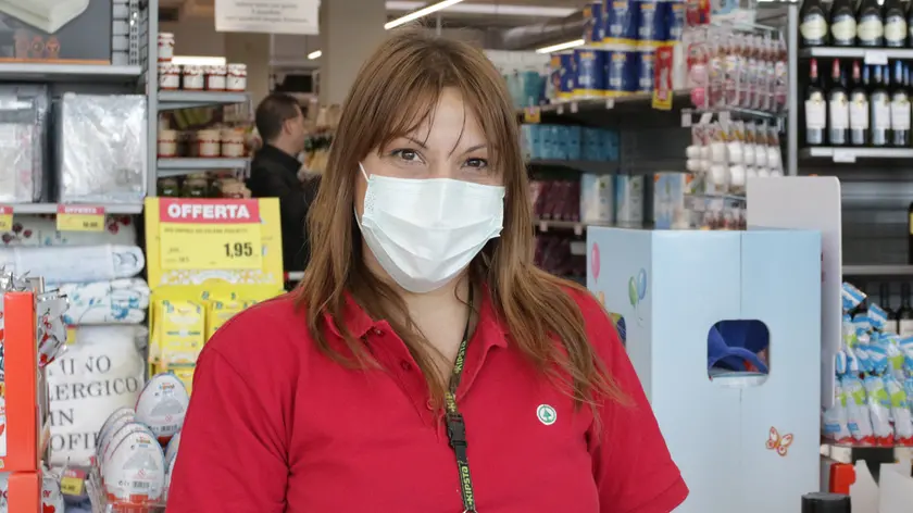 Simona Bertuccelli, commessa in servizio al supermercato Eurospar di via Flavia. Foto Andrea Lasorte