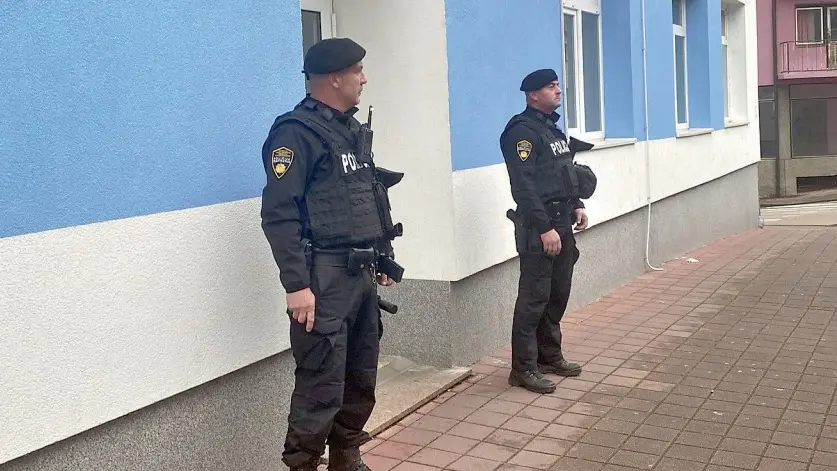 Agenti schierati davanti alla stazione di polizia di Bosanska Krupa nel nord della Bosnia