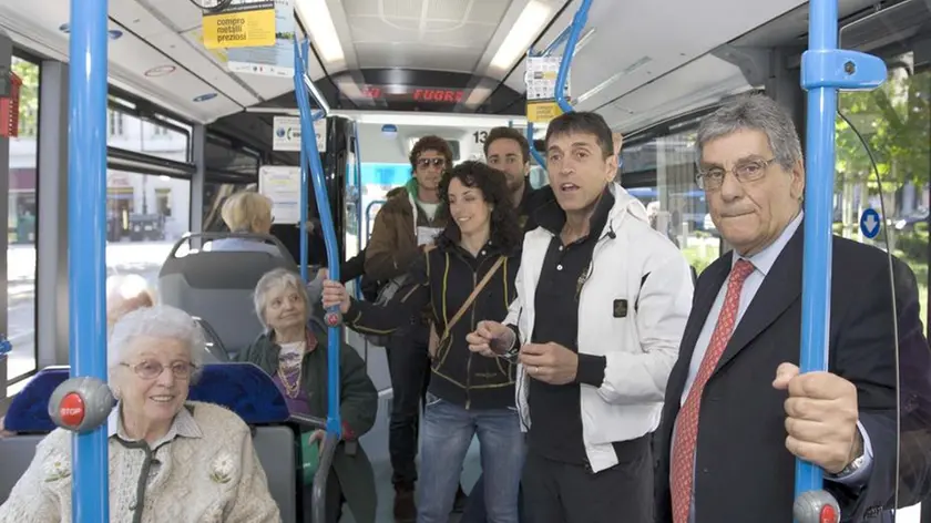 La presentazione di un’iniziativa di Trieste Trasporti. Ultimo a destra l’ad Cosimo Paparo