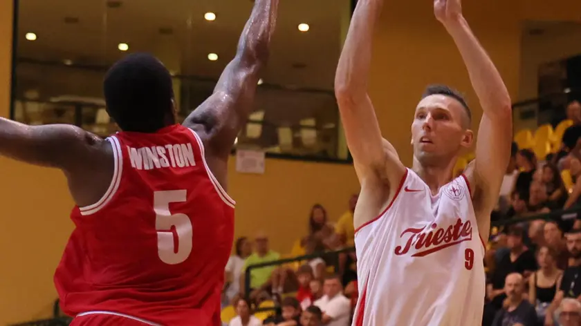 Jarrod Uthoff al tiro contro la Unahotels Reggio Emilia