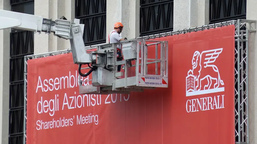 L'esterno della Stazione Marittima dove si svolge l'assemblea delle Assicurazioni Generali (foto Lasorte)