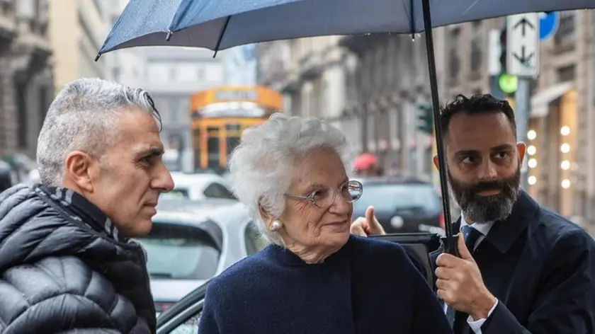 La senatrice a vita Liliana Segre accompagnata da due uomini della scorta davanti al Teatro alla Scala, Milano, 7 Novembre 2019. ANSA/ CLAUDIA GRECO