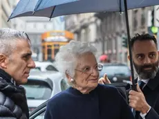 La senatrice a vita Liliana Segre accompagnata da due uomini della scorta davanti al Teatro alla Scala, Milano, 7 Novembre 2019. ANSA/ CLAUDIA GRECO