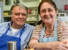 Antonio e Maria Varin fotografati da un giornale tedesco nella loro Bottega italiana
