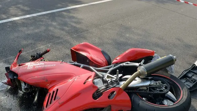 FOTO Bruni 17.04.2013 Costiera:Moto Ducati si schianta sul gardrail-un decesso