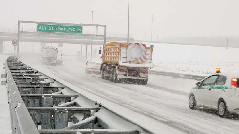 Latisana 18 Dicembre 2009. Autostrada A4. Ingresso casello di Latisana durante la nevicata odierna. Telefoto copyright Foto Agency Anteprima