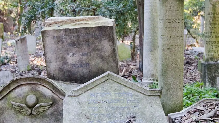 Una tomba al cimitero ebraico di Trieste