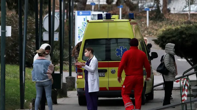 Un’ambulanza in arrivo al pronto soccorso di uno degli ospedali di Zagabria, città dove la situazione resta molto grave. jutarnji.hr