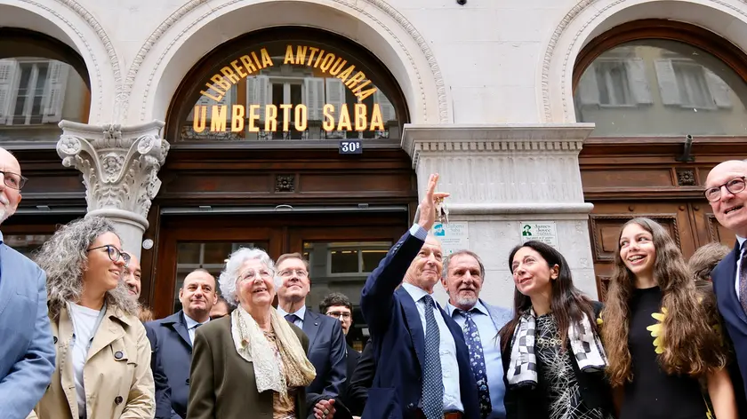 La consegna delle chiavi della Libreria Saba a Trieste (Silvano)