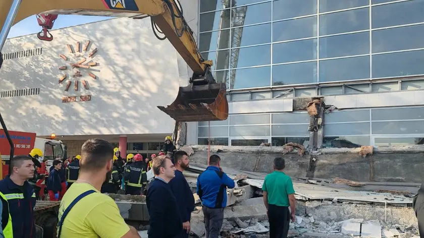 Una parte della tettoia di cemento crollata all’esterno della stazione di Novi Sad (Foto da X)