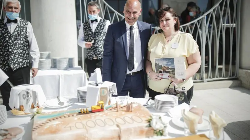 Marjan Batalej con la 40 milionesima visitatrice della grotte