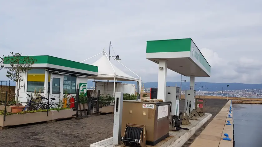 La stazione di rifornimento per imbarcazioni all’interno del marina di Porto San Rocco a Muggia