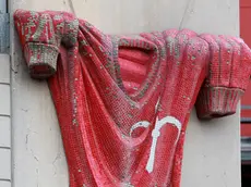 La maglia della Triestina in "disarmo" sulle pareti dello stadio Rocco