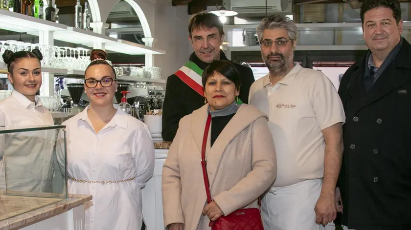 Benvenuto e l’assessore Martinelli nella pizzeria Foto Bonaventura
