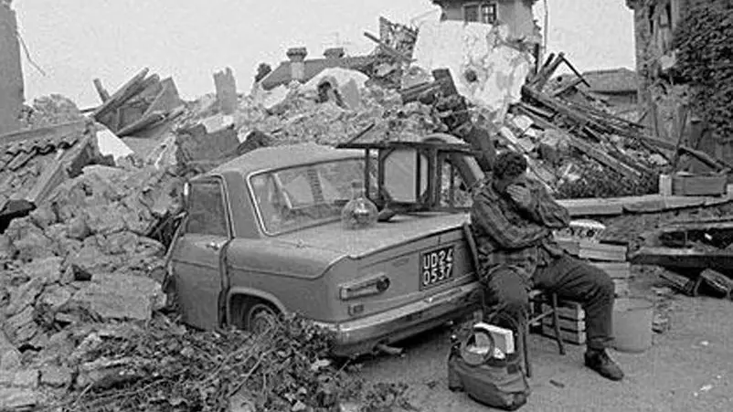 Il 6 maggio 1976, alle 21 circa, la terra tremò in Friuli. I morti furono 990, oltre 100 mila gli sfollati, 18 mila le case distrutte