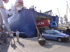 Controlli a un traghetto turco ormeggiato a Trieste in una foto di archivio