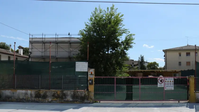 Il cantiere del nuovo centro culturale islamico Baitus Salat visibile da via Primo maggio