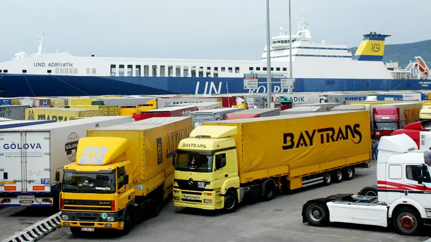 Lasorte Trieste 01 07 04 - Porto Nuovo - Camion TIR in attesa di imbarco su Traghetto per Turchia
