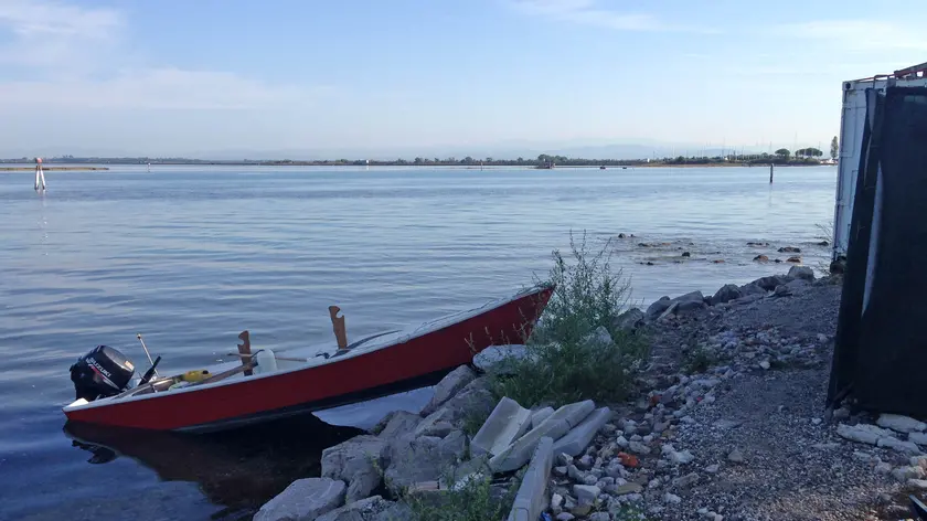 La batela schiantatasi sul frangiflutti a Grado