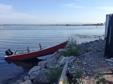 La batela schiantatasi sul frangiflutti a Grado