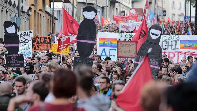 Il corteo antifascista in risposta alla concomitante manifestazione di CasaPound, Trieste, 03 novembre 2018. ANSA/ANDREA LASORTE