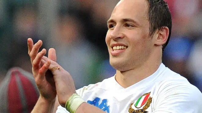 L'esultanza del capitano dell'Italia Sergio Parisse al termine del match del torneo Sei Nazioni di rugby vinto contro la Francia, 12 febbraio 2011 allo stadio Flaminio di Roma. ANSA / ETTORE FERRARI