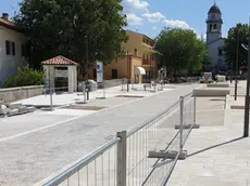 Il cantiere nella piazza di Aurisina e la chiesa di San Rocco Foto Bruni